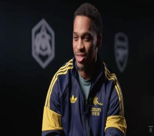 体育瞬间,新手竖中指,挑衅,爱游戏app,爱游戏官网,爱游戏体育官网,爱游戏体育app