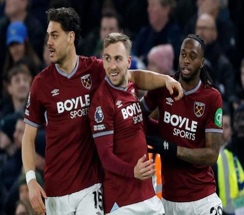 羅在禁區內,展現非凡技,其身影易於,爱游戏app,爱游戏官网,爱游戏体育官网,爱游戏体育app